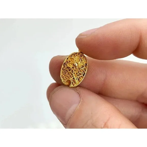 FIligree Floral Motif Vintage Oval Victorian Style Gold Toned Retro Pendant - Picture 5 of 9